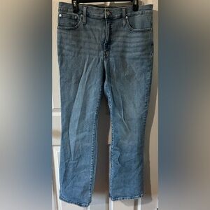 Madewell bootcut mid-rise kick out jeans. Sz 31 Tall. Inseam 29” Blue